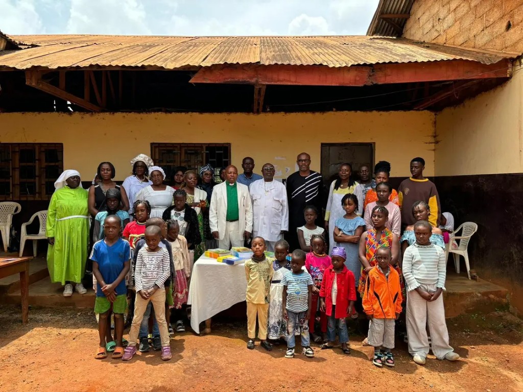 Personnes réunies dans la cour de l’école CEBEC de Bandjoun lors de la mission de 2024.