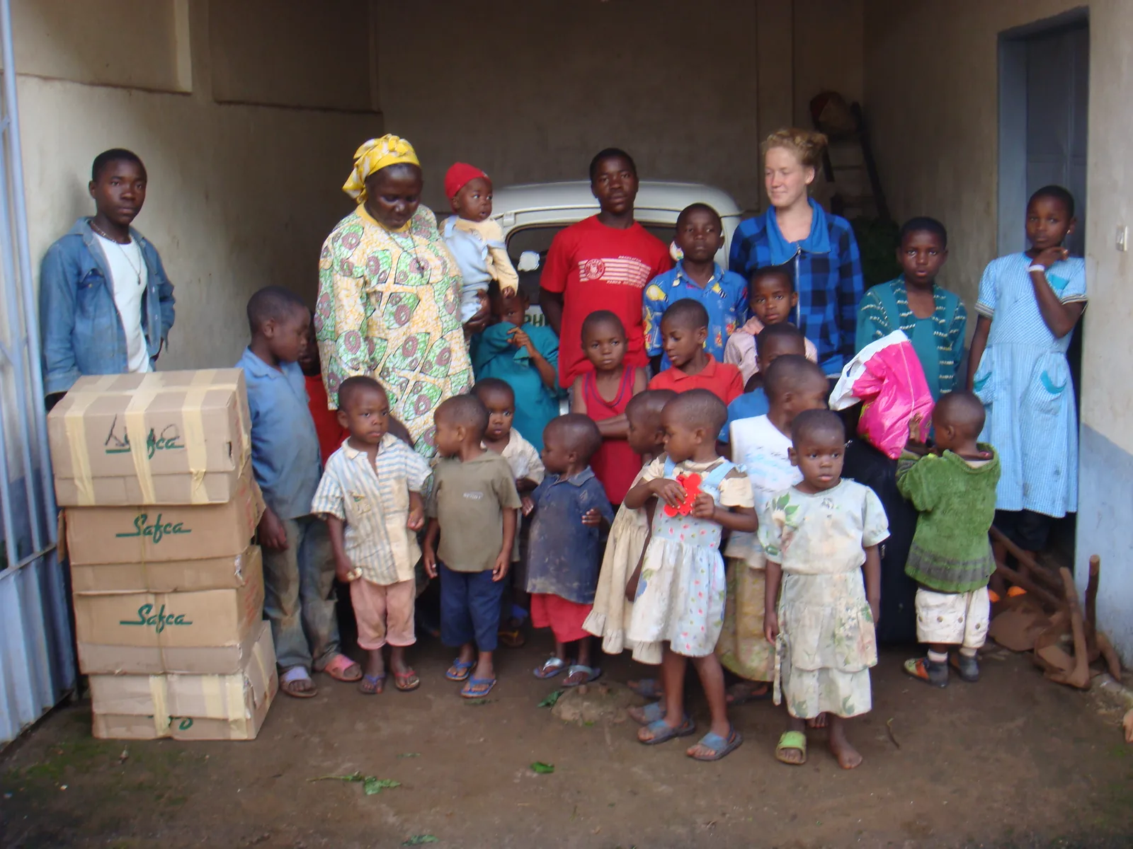 Groupe réuni avec les dons remis à l’orphelinat de Mbouo en 2009.