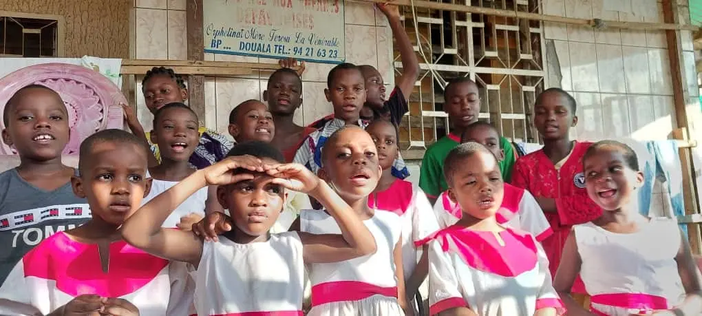 Enfants et adultes réunis devant l’Orphelinat Mère Teresa de Douala.