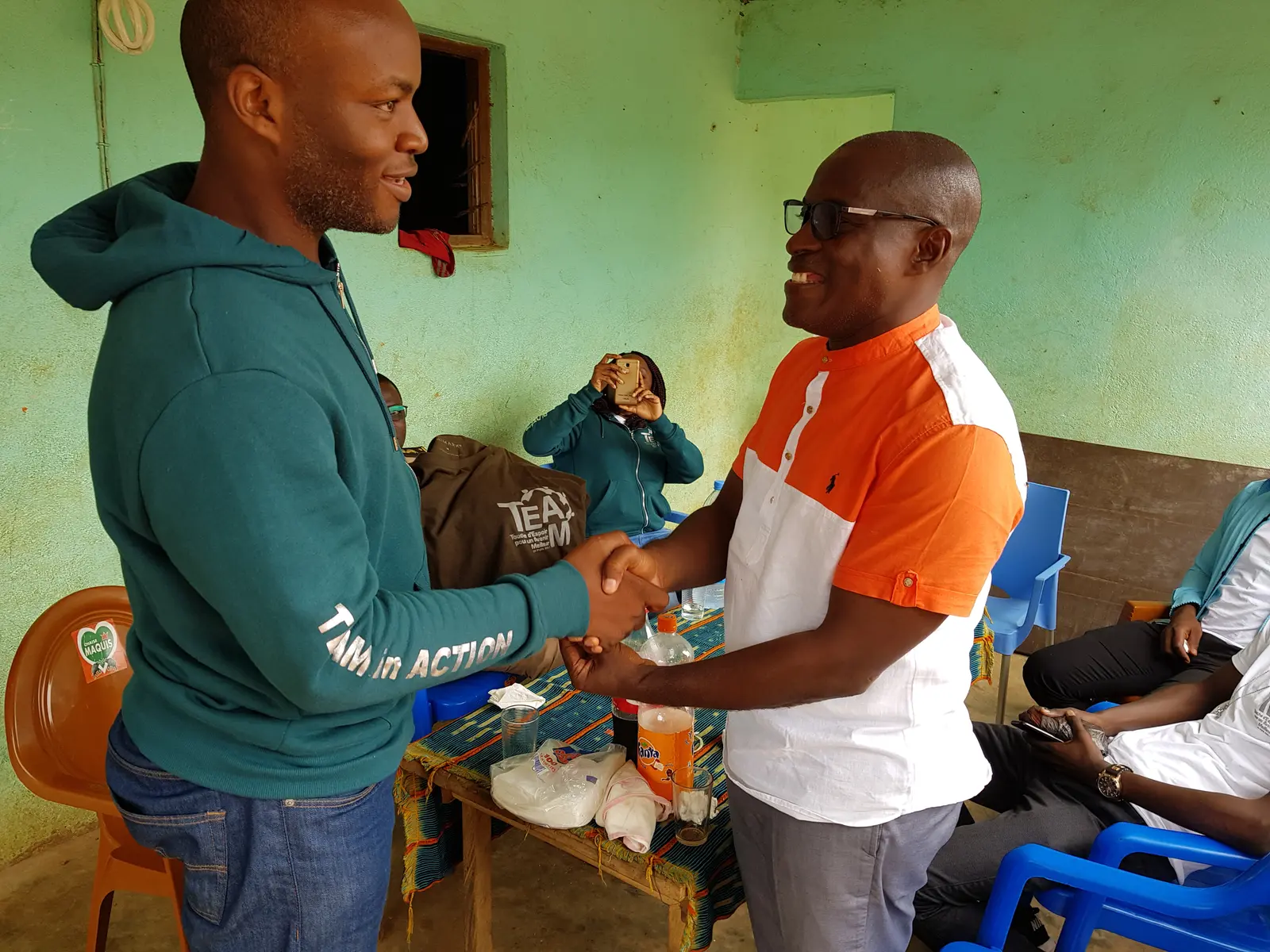 Échange entre un membre de T.E.A.M. et un partenaire local à Sébédoufla.