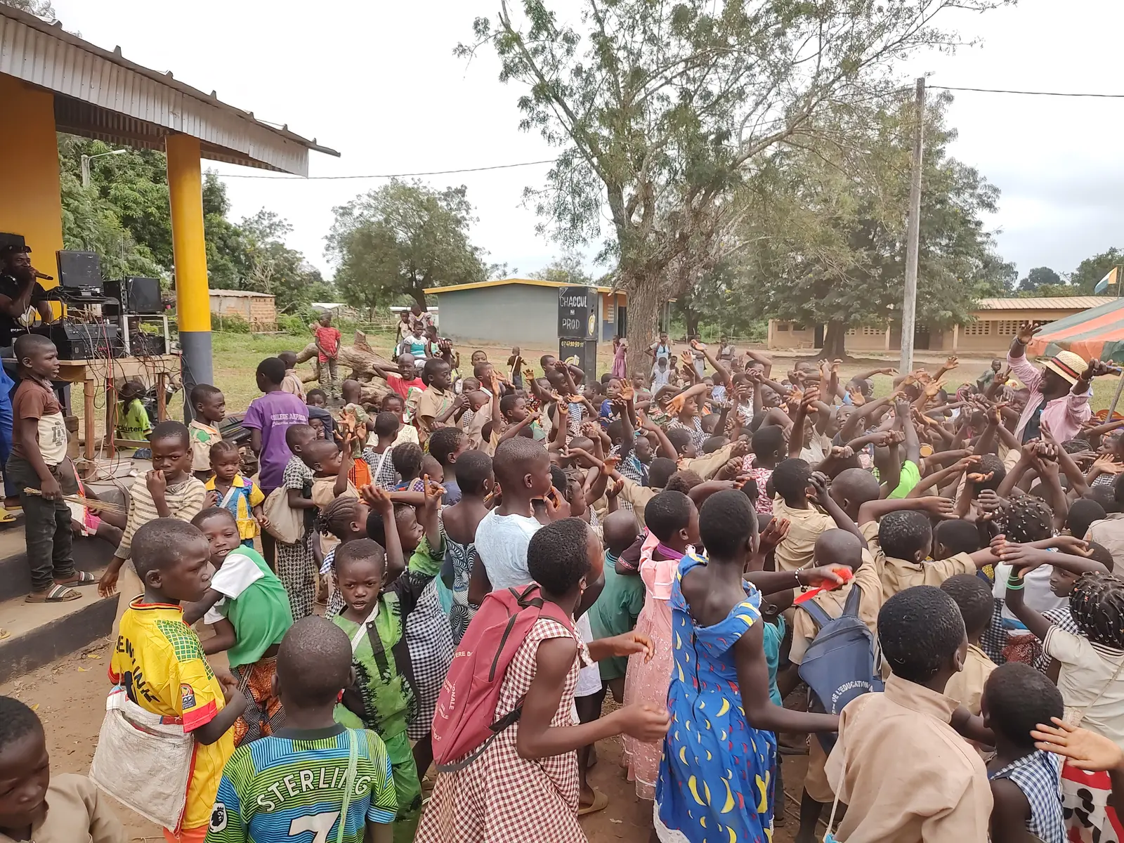 Enfants réunis dans la cour de leur école à Sébédoufla.