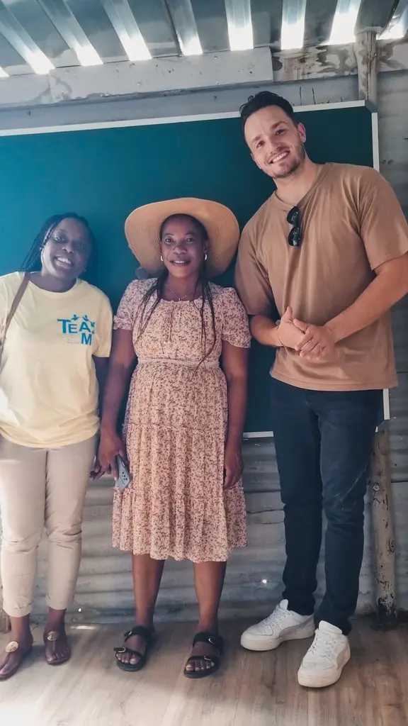 Membres de T.E.A.M. et partenaires locaux devant un tableau, à Windhoek.